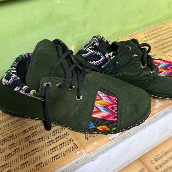 Embroidered Green Women's Shoes tagged as 8.5, but fit more like a 9 or 9.5 - Picture 2 of 16